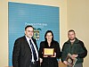 immagine La consegna del Premio del Centro Fauna Selvatica il Pettirosso: da sinistra Giandomenico Tomei, assessore con delega alle politiche faunistiche, Alessia Prosperi, vincitrice del riconoscimento, Piero Milani, responsabile del Centro