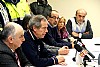 immagine Conferenza stampa del 27 dicembre 2009 presso la sede della Protezione Civile modenese a Marzaglia. Al centro Guido Bertolaso, in primo piano il Sindaco di Modena Giorgio Pighi, sulla destra il Presidente della Provincia di Modena Emilio Sabattini